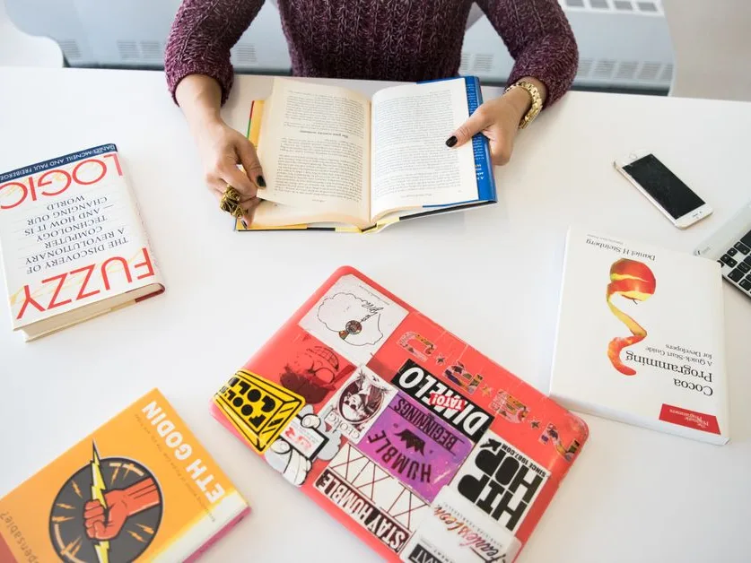 Un bureau de rédaction avec carnets et ordinateur